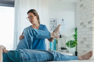 علاج ألم الركبة عند ثنيها وفردها